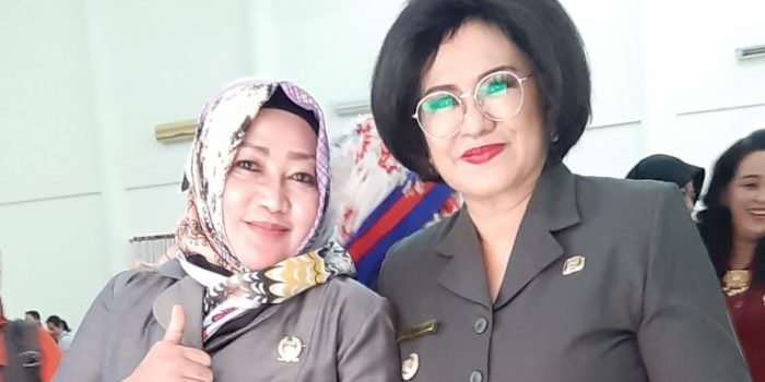 FOTO BERSAMA : Usai menghadiri rapat koordinasi di DPRD Barito Selatan, Wakil Bupati Barsel Satya Titiek Atyani Djoedir menyempatkan foto bersama anggota Komisi II DPRD Barsel Rusinah Andelen, beberapa waktu lalu. (FOTO: JENERI/KALTENG POS)