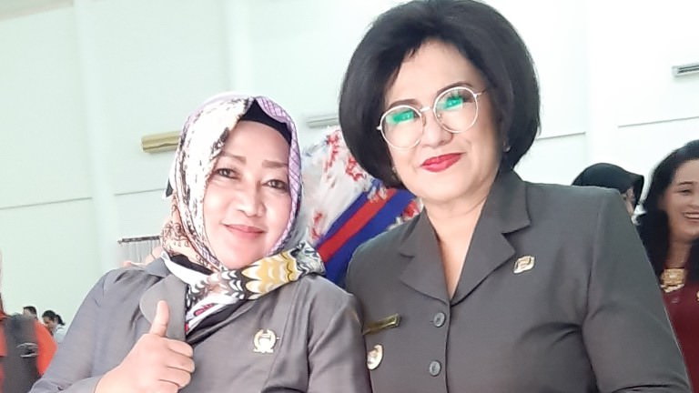 FOTO BERSAMA : Usai menghadiri rapat koordinasi di DPRD Barito Selatan, Wakil Bupati Barsel Satya Titiek Atyani Djoedir menyempatkan foto bersama anggota Komisi II DPRD Barsel Rusinah Andelen, beberapa waktu lalu. (FOTO: JENERI/KALTENG POS)