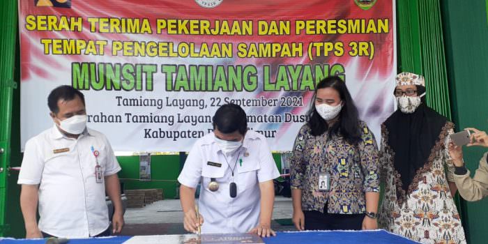 PERESMIAN : Bupati Barito Timur Ampera AY Mebas menandatangani prasasti TPS3R di Janah Mungsit, Kelurahan Tamiang Layang, Rabu (22/9). (FOTO: LOGMAN/KALTENG POS )