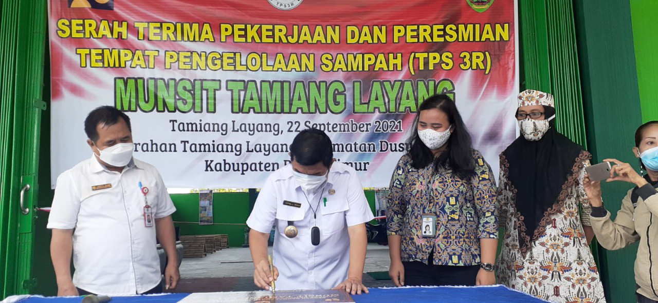 PERESMIAN : Bupati Barito Timur Ampera AY Mebas menandatangani prasasti TPS3R di Janah Mungsit, Kelurahan Tamiang Layang, Rabu (22/9). (FOTO: LOGMAN/KALTENG POS )