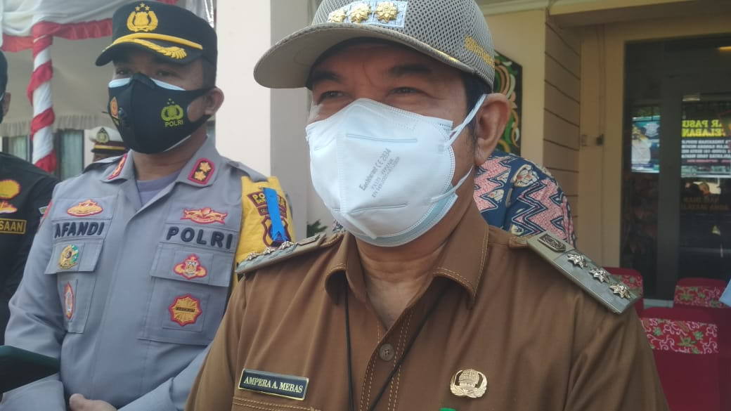 WAWANCARA : Bupati Barito Timur Ampera AY Mebas didampingi Kapolres AKBP Afandi Eka Putra usai apel gelar pasukan Operasi Patuh Telabang 2021 memberikan keterangan pers, Senin (20/9). (FOTO: LOGMAN/KALTENG POS )