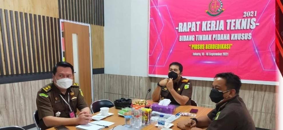 HADIR: Kepala Kejaksaan Negeri Kapuas Arief Raharjo, SH, MH (tengah), didampingi Kasi Pidana Khusus Kejari Kapuas Stirman Eka Putra, SH (kiri) dan Kasubsi Pidsus Supritson, saat Rapat Kerja Teknis Bidang Tindak Pidana Khusus melalui virtual. (FOTO: KEJARI KAPUAS)