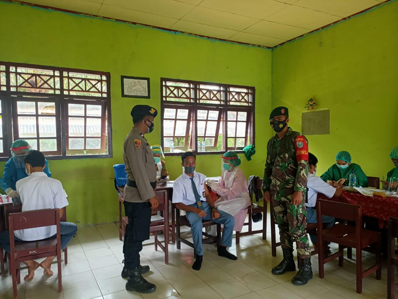 VAKSINASI PELAJAR: Babinsa dampingi vaksinasi Covid-19 bagi pelajar SMUN 1 Permata Kecubung. (FOTO: PENREM 102/Pjg)