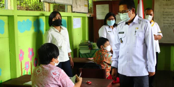 PEMANTAUAN: Wabup Mura, Rejikinoor bersama Satgas Covid-19 Pemkab Mura meninjau pelaksanaan pembelajaran tatap muka di SD dalam Kota Puruk Cahu, Rabu (22/9). (FOTO: DADANG/KALTENG POS)