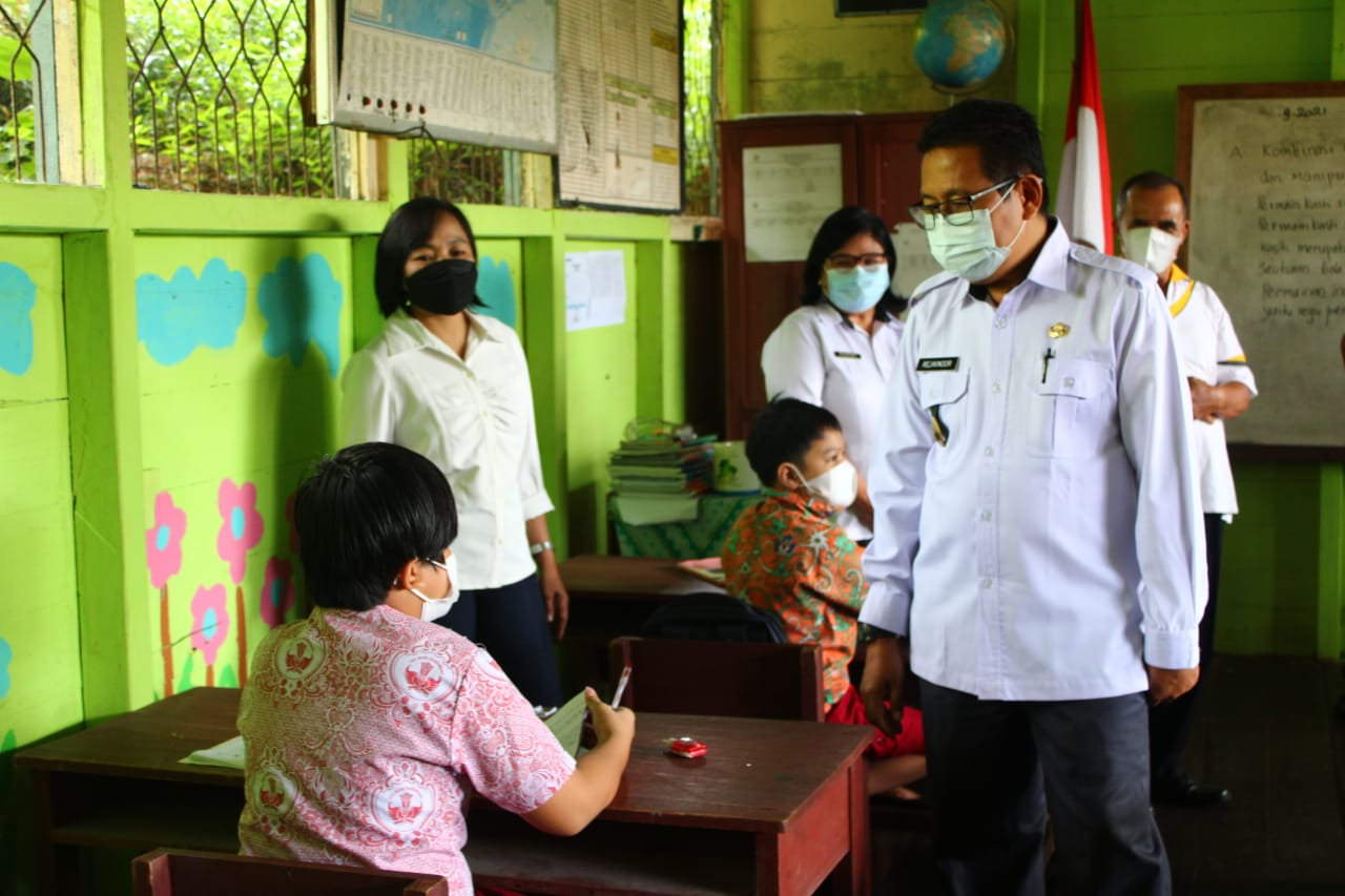 PEMANTAUAN: Wabup Mura, Rejikinoor bersama Satgas Covid-19 Pemkab Mura meninjau pelaksanaan pembelajaran tatap muka di SD dalam Kota Puruk Cahu, Rabu (22/9). (FOTO: DADANG/KALTENG POS)