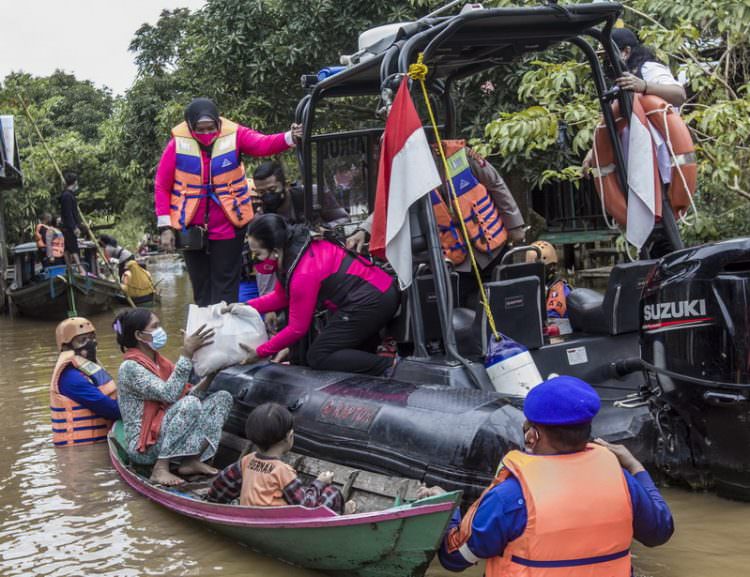 Mengikuti Bhayangkari Yang Terjun Ke Lokasi Banjir Kelurahan Kameloh Baru Kaltengpos 7867