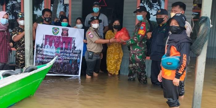 BANTUAN: Babinsa Koramil 1015-16/Hanau Serda Kujaini berkesempatan mendampingi Relawan Tagana kabupaten Seruyan untuk menyalurkan bantuan kepada warga terdampak banjir di Desa Panimba Raya, Minggu (5/9). (FOTO: PENREM 102/Pjg)