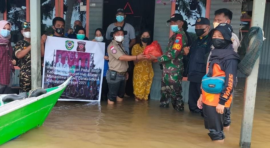 BANTUAN: Babinsa Koramil 1015-16/Hanau Serda Kujaini berkesempatan mendampingi Relawan Tagana kabupaten Seruyan untuk menyalurkan bantuan kepada warga terdampak banjir di Desa Panimba Raya, Minggu (5/9). (FOTO: PENREM 102/Pjg)