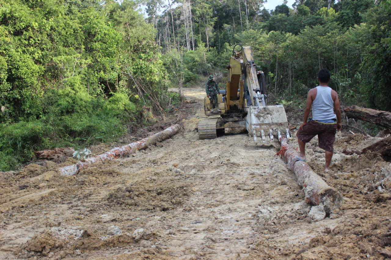 RAMPUNG: Jembatan penghubung antar desa di wilayah Kelurahan Kampuri, Kecamatan Mihing Raya, Gumas dalam proyek TMMD 112 berhasil mencapai 100 persen dalam waktu 2 hari kerja, kemarin. (FOTO: PENREM 102/Pjg)