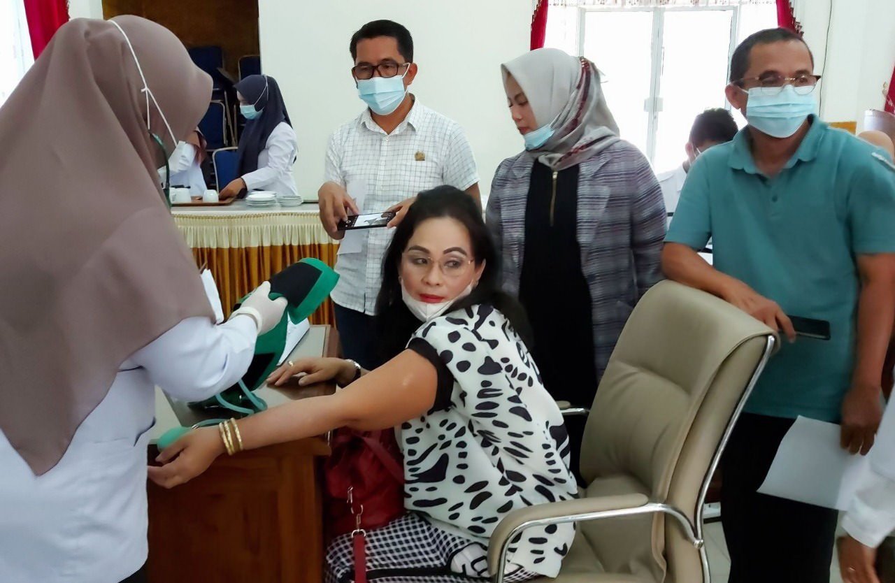 PERTAMA : Ketua Komisi II DPRD Barito Selatan Ensilawatika Wijaya SE untuk pertama kalinya disuntik vaksin Covid-19 di lingkungan DPRD Barsel, beberapa waktu lalu. (FOTO: HUMAS SETWAN UNTUK KALTENG POS)
