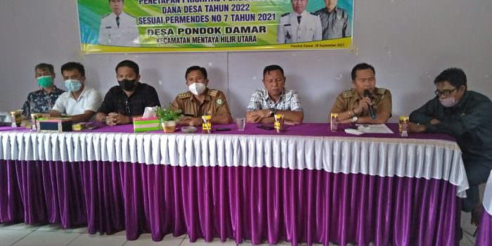 MUSDES: Wakil Ketua I DPRD Kotawaringin Timur H Rudianur (tiga dari kanan) saat menghadiri musyawarah desa (musdes) di Desa Pondok Damar, Kecamatan Mentaya Hilir Utara, Selasa (28/9) lalu. (FOTO: DPRD UNTUK KALTENG POS)