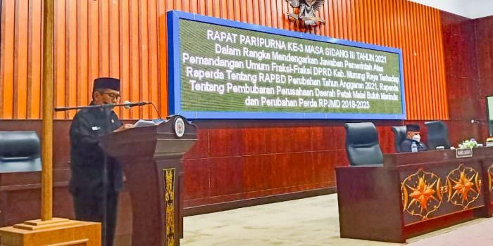 SAMPAIKAN JAWABAN: Wabup Mura, Rejikinoor menyampaikan jawaban pemerintah terhadap pemandangan umum fraksi-fraksi di DPRD, terhadap tiga Raperda dalam rapat paripurna, Selasa (14/9). (FOTO: DADANG/KALTENG POS)