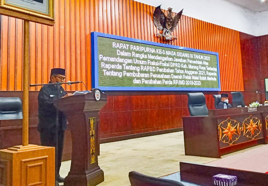 SAMPAIKAN JAWABAN: Wabup Mura, Rejikinoor menyampaikan jawaban pemerintah terhadap pemandangan umum fraksi-fraksi di DPRD, terhadap tiga Raperda dalam rapat paripurna, Selasa (14/9). (FOTO: DADANG/KALTENG POS)