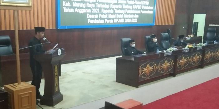 SAMPAIKAN CATATAN: Juru Bicara Fraksi Nasdem DPRD Mura, H Fahriadi menyampaikan pemandangan umum dalam rapat paripurna dewan, baru-baru ini. (FOTO: DADANG/KALTENG POS)