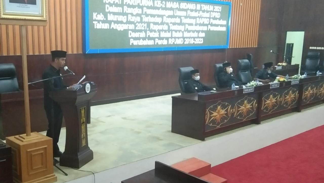 SAMPAIKAN CATATAN: Juru Bicara Fraksi Nasdem DPRD Mura, H Fahriadi menyampaikan pemandangan umum dalam rapat paripurna dewan, baru-baru ini. (FOTO: DADANG/KALTENG POS)