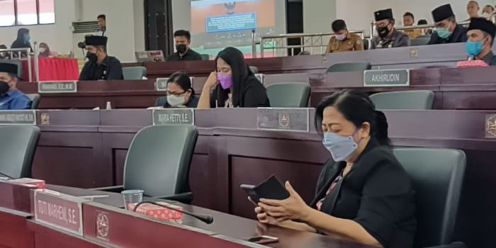 PARIPURNA: Anggota Dewan Mura saat mengikuti jalannya rapat paripurna, belum lama ini. (FOTO: DADANG/KALTENG POS)