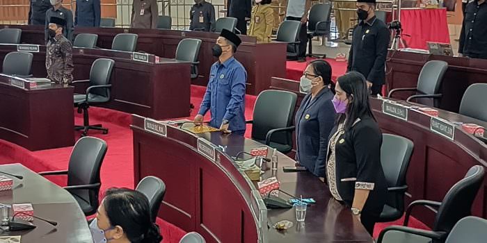 PARIPURNA: Anggota DPRD Mura mengikuti rapat paripurna dewan dengan agenda pemandangan umum fraksi terkait tiga Raperda, Selasa (14/9). (FOTO: DADANG/KALTENG POS)