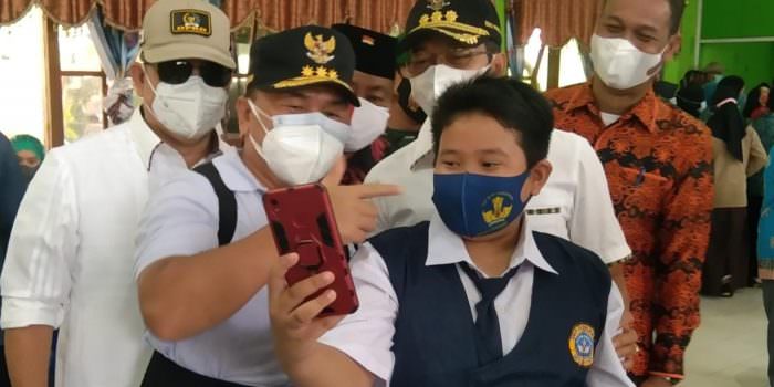 KEBERSAMAAN: Ketua DPRD Mura, Doni (kiri) bersama Bupati Perdie M Yoseph mendampingi Gubernur Kalteng H Sugianto Sabran memantau vaksin pelajar di SMAN-1 Murung, Sabtu (18/9). (FOTO: DADANG/KALTENG POS)