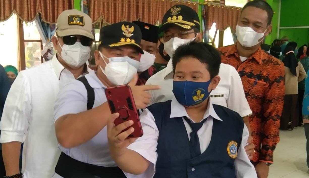 KEBERSAMAAN: Ketua DPRD Mura, Doni (kiri) bersama Bupati Perdie M Yoseph mendampingi Gubernur Kalteng H Sugianto Sabran memantau vaksin pelajar di SMAN-1 Murung, Sabtu (18/9). (FOTO: DADANG/KALTENG POS)