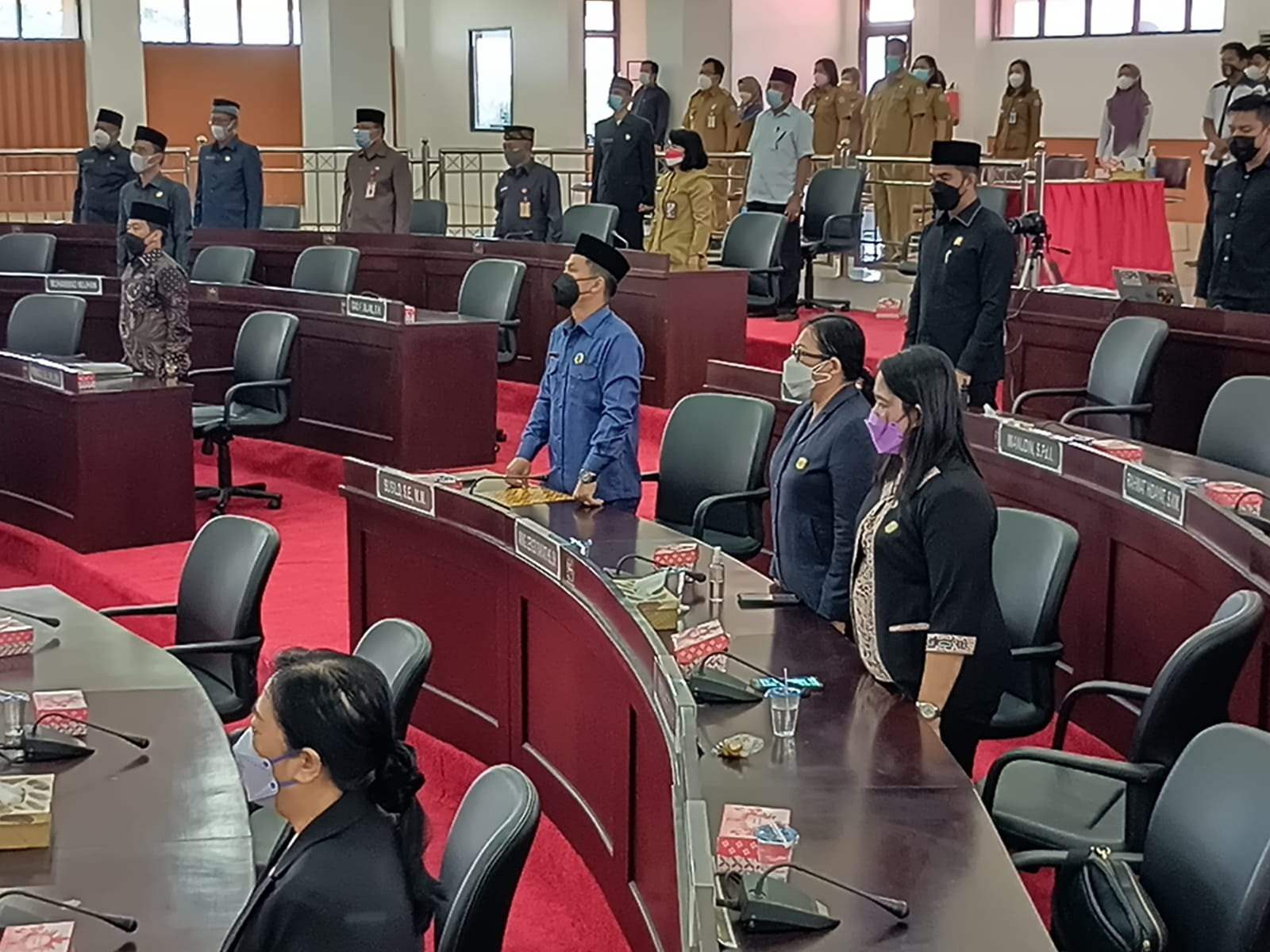 PARIPURNA: Anggota DPRD Mura mengikuti rapat paripurna dewan dengan agenda pemandangan umum fraksi terkait tiga Raperda, Selasa (14/9). (FOTO: DADANG/KALTENG POS)