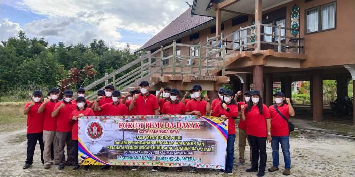 DUKUNGAN: Anggota Fordayak Kota Palangka Raya menenteng spanduk dukungannya kepada Polri. (FOTO: HUMAS UNTUK KALTENG POS)