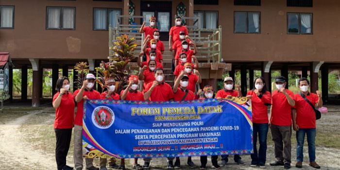 DUKUNGAN: Anggota Fordayak Kota Palangka Raya menenteng spanduk dukungannya kepada Polri. (FOTO: HUMAS UNTUK KALTENG POS)