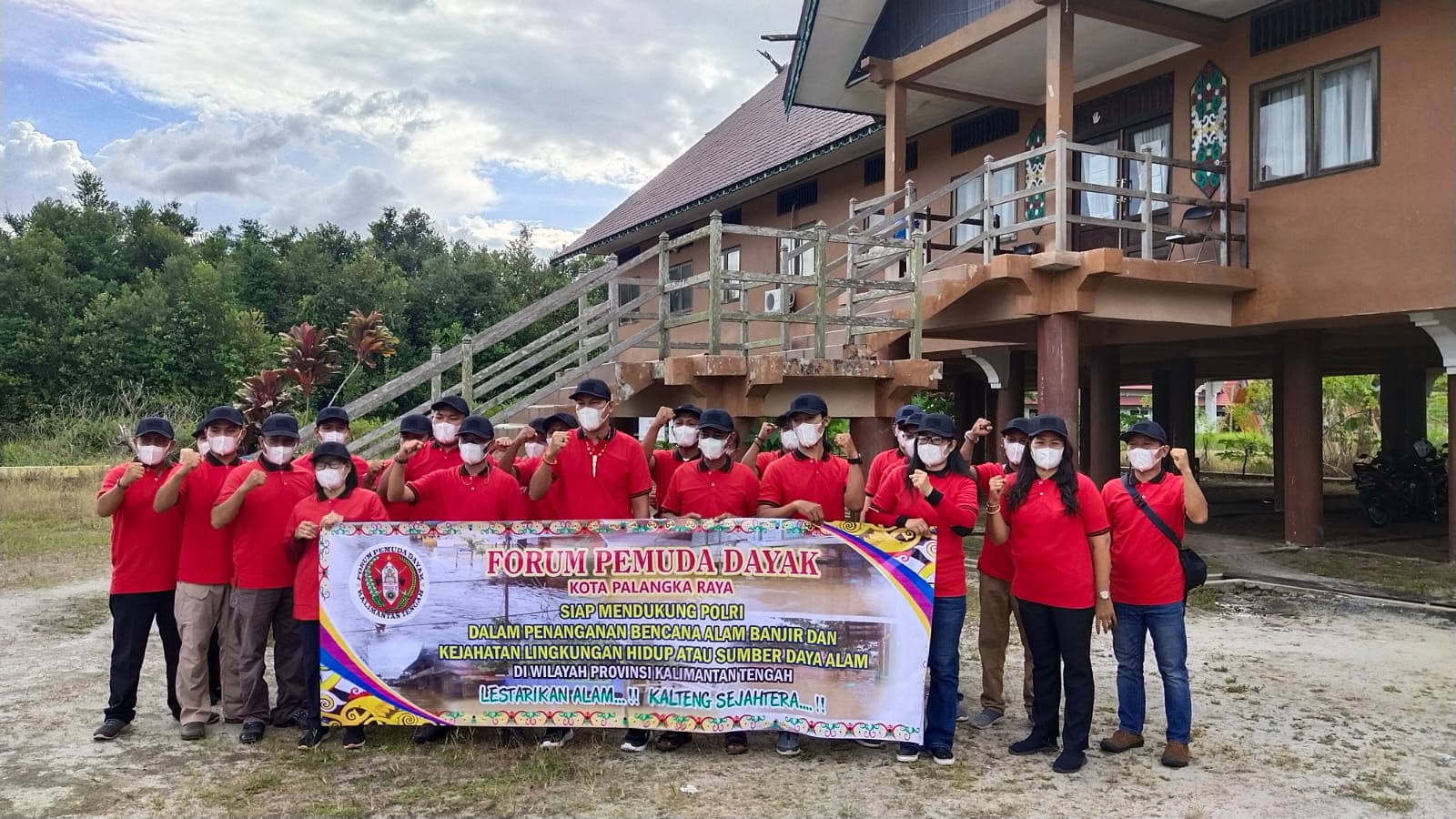 DUKUNGAN: Anggota Fordayak Kota Palangka Raya menenteng spanduk dukungannya kepada Polri. (FOTO: HUMAS UNTUK KALTENG POS)