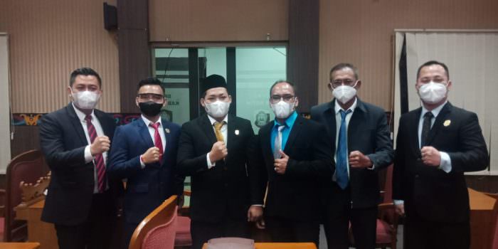 SEMANGAT: Anggota DPRD Kotawaringin Timur Khozaini (tiga dari kiri) foto bersama anggota dewan lainnya usai rapat paripurna, belum lama ini. (FOTO: BAHRI/KALTENG POS)