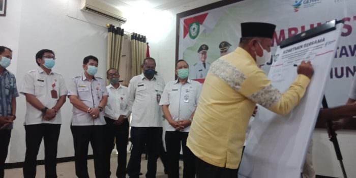 KOMITMEN BERSAMA: Wakil Ketua DPRD Kotawaringin Timur H Rudianur saat menandatangani komitmen bersama untuk menangani stunting di daerah ini, Rabu (1/9). (FOTO: BAHRI/KALTENG POS)