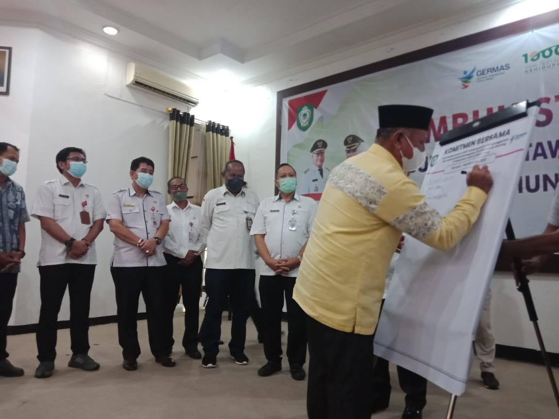 KOMITMEN BERSAMA: Wakil Ketua DPRD Kotawaringin Timur H Rudianur saat menandatangani komitmen bersama untuk menangani stunting di daerah ini, Rabu (1/9). (FOTO: BAHRI/KALTENG POS)