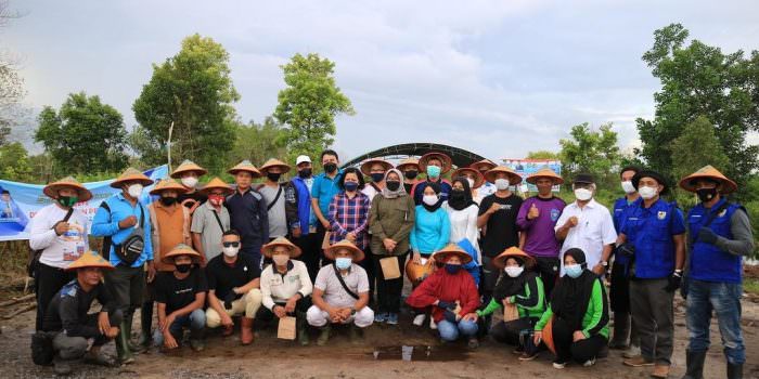 HADIR : Ketua DPRD Kotawaringin Timur Dra Rinie (kemeja kotak-kotak) menghadiri peresmian kebun pemuda di Kelurahan Baamang Hulu, Kecamatan Baamang, beberapa hari lalu. (FOTO: DPRD UNTUK KALTENG POS)