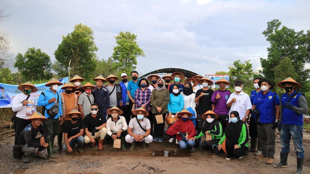 HADIR : Ketua DPRD Kotawaringin Timur Dra Rinie (kemeja kotak-kotak) menghadiri peresmian kebun pemuda di Kelurahan Baamang Hulu, Kecamatan Baamang, beberapa hari lalu. (FOTO: DPRD UNTUK KALTENG POS)