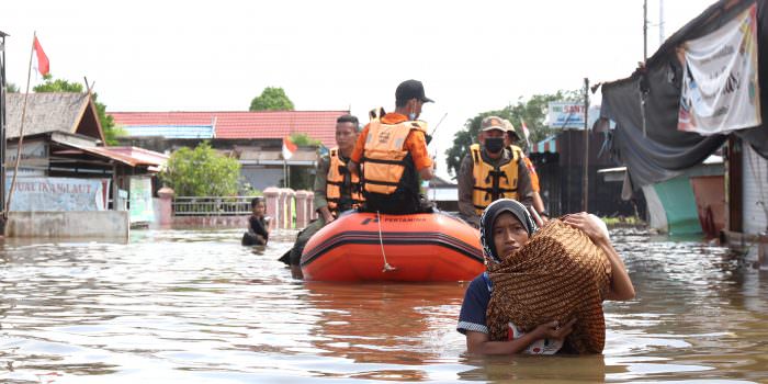 BELUM SEPENUHNYA SURUT: Warga melintasi area banjir di Jalan Bungai, Kasongan Lama, Kabupaten Katingan, Kamis (9/9). Foto kanan, Kapolda Kalteng dan Danrem 102/Pjg saat menyerahkan bantuan kepada para pengungsi. (FOTO: AGUS PRAMONO/KALTENG POS)