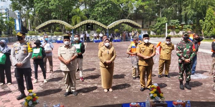 SALURKAN BANTUAN : Bupati Kotawaringin Barat Hj Nurhidayah dan Wakil Bupati Achmadi Riansyah foto bersama forkopimda usai menyalurkan bantuan bagi para korban banjir di Kantor Dishub Kobar, belum lama ini. (FOTO: SONY/KALTENG POS )