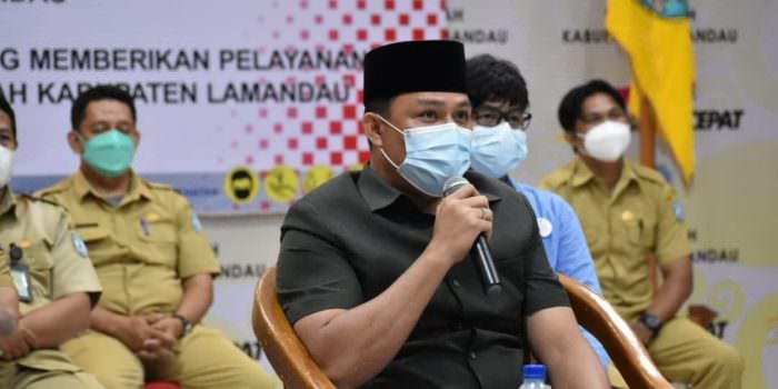 PAPARAN : Bupati Lamandau H Hendra Lesmana saat memaparkan ketika mengikuti MoU penandatanganan nota kesepakatan bersama, Selasa (21/9). (FOTO: HUMAS UNTUK KALTENG POS)