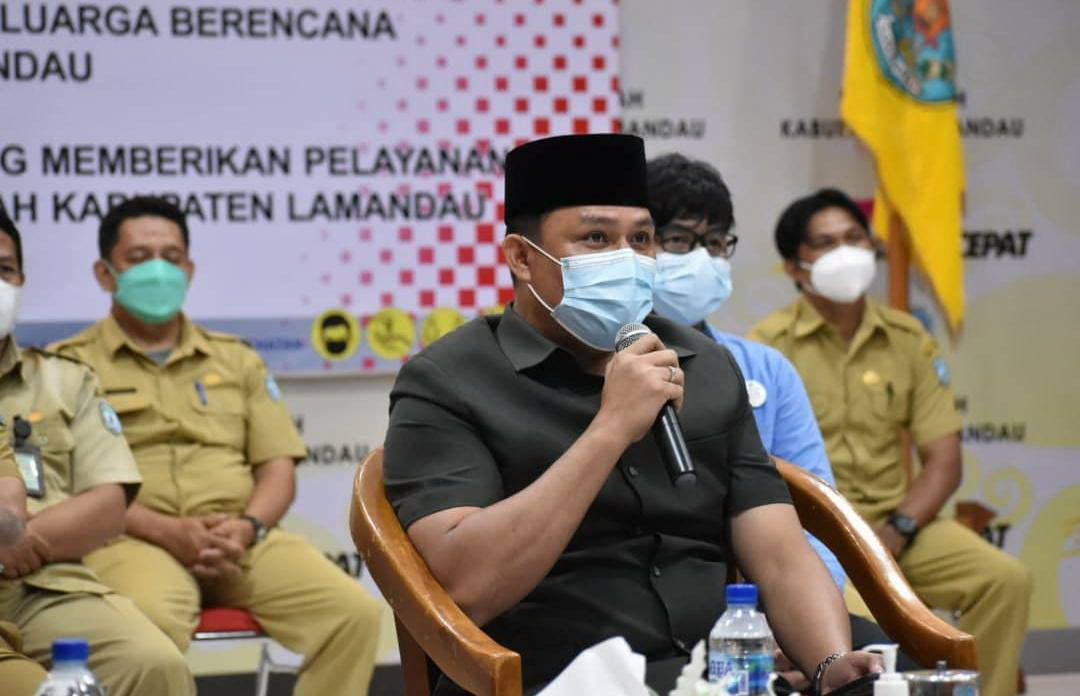 PAPARAN : Bupati Lamandau H Hendra Lesmana saat memaparkan ketika mengikuti MoU penandatanganan nota kesepakatan bersama, Selasa (21/9). (FOTO: HUMAS UNTUK KALTENG POS)