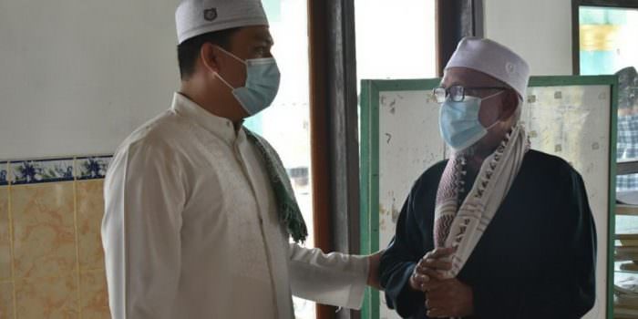 SILATURAHMI: Bupati Lamandau H Hendra Lesmana (kiri) berbincang dengan pengurus masjid saat kunjungan kerja ke Desa Sumber Mulya, belum lama ini. (FOTO: HUMAS UNTUK KALTENG POS)