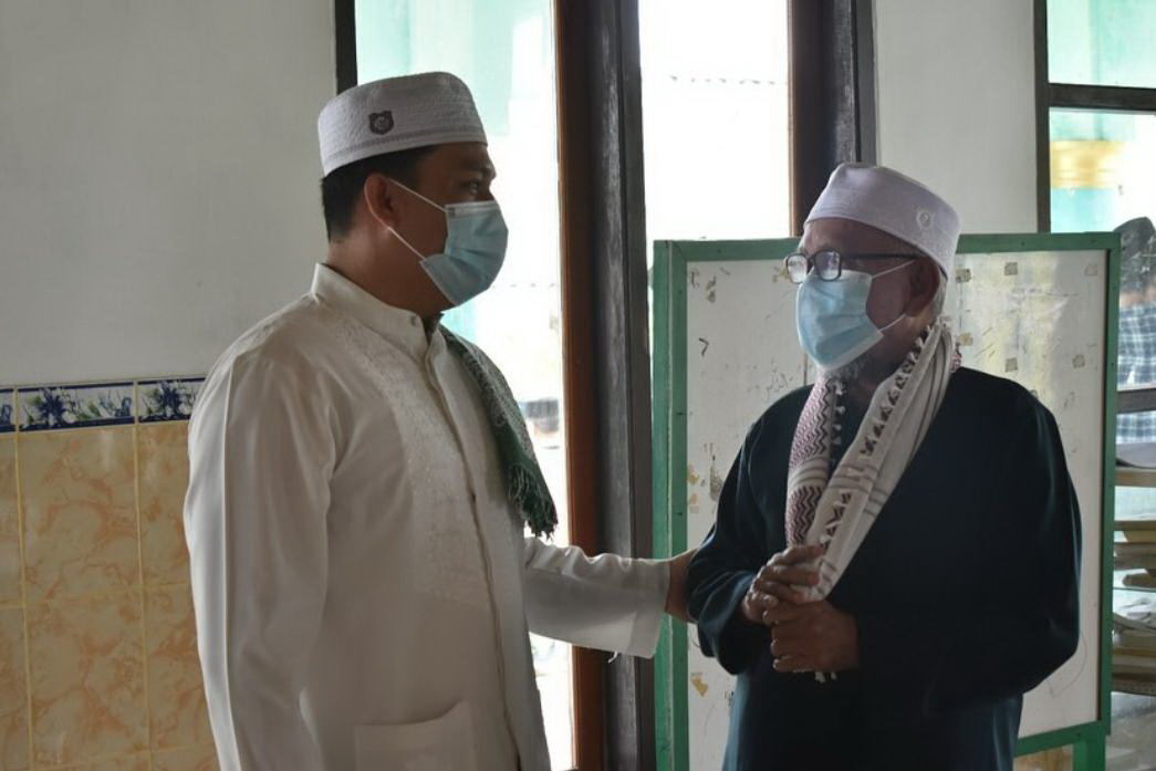 SILATURAHMI: Bupati Lamandau H Hendra Lesmana (kiri) berbincang dengan pengurus masjid saat kunjungan kerja ke Desa Sumber Mulya, belum lama ini. (FOTO: HUMAS UNTUK KALTENG POS)