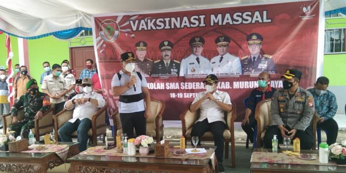 ARAHAN: Bupati Mura, Perdie M Yoseph (dua dari kanan) mendampingi Gubernur Kalteng Sugianto Sabran (berdiri) memantau pelaksanaan vaksin massal pelajar di SMAN 1 Murung, Sabtu (18/9). (FOTO: DADANG/KALTENG POS)