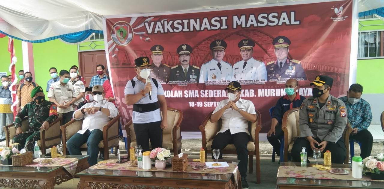 ARAHAN: Bupati Mura, Perdie M Yoseph (dua dari kanan) mendampingi Gubernur Kalteng Sugianto Sabran (berdiri) memantau pelaksanaan vaksin massal pelajar di SMAN 1 Murung, Sabtu (18/9). (FOTO: DADANG/KALTENG POS)