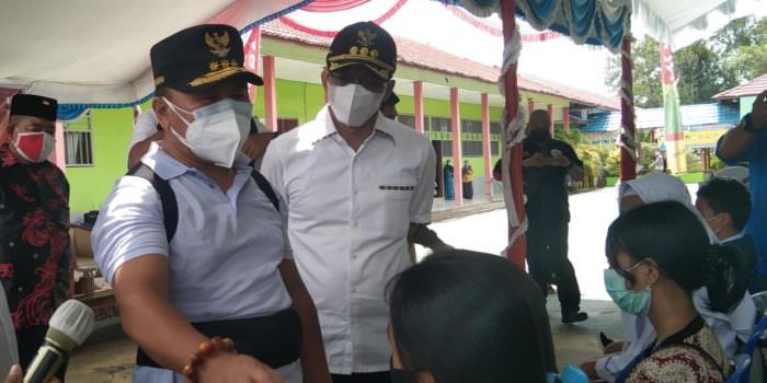 BERI DUKUNGAN: Bupati Mura Perdie M Yoseph mendampingi Gubernur Kalteng Sugianto Sabran memantau jalannya vaksinasi massal bagi pelajar di SMAN 1 Murung, Sabtu (18/9). (FOTO: DADANG/KALTENG POS)