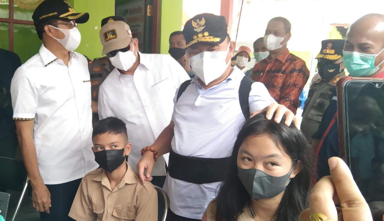 VAKSINASI PELAJAR: Pelaksanaan vaksin pelajar di Kabupaten Murung Raya dipantau langsung Gubernur Kalteng, Sugianto Sabran (tengah) bersama Bupati Mura, Perdie M Yoseph (kiri), akhir pekan lalu. (FOTO: DADANG/KALTENG POS)