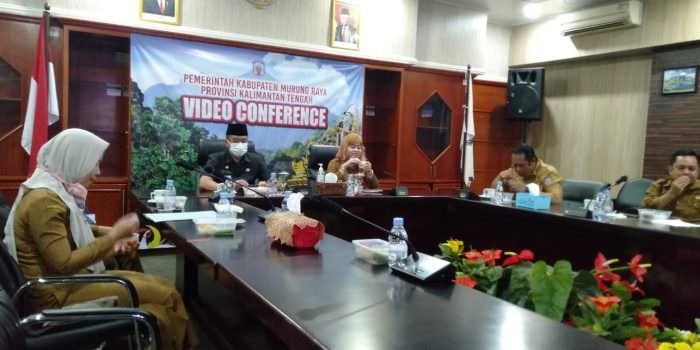 MENYIMAK: Sekda Mura Hermon (kiri depan) mengikuti Rakernas Akuntansi dan Pelaporan Keuangan Pemerintah tahun 2021 secara virtual, Selasa (14/9). (FOTO: DISKOMINFO UNTUK KALTENG POS)