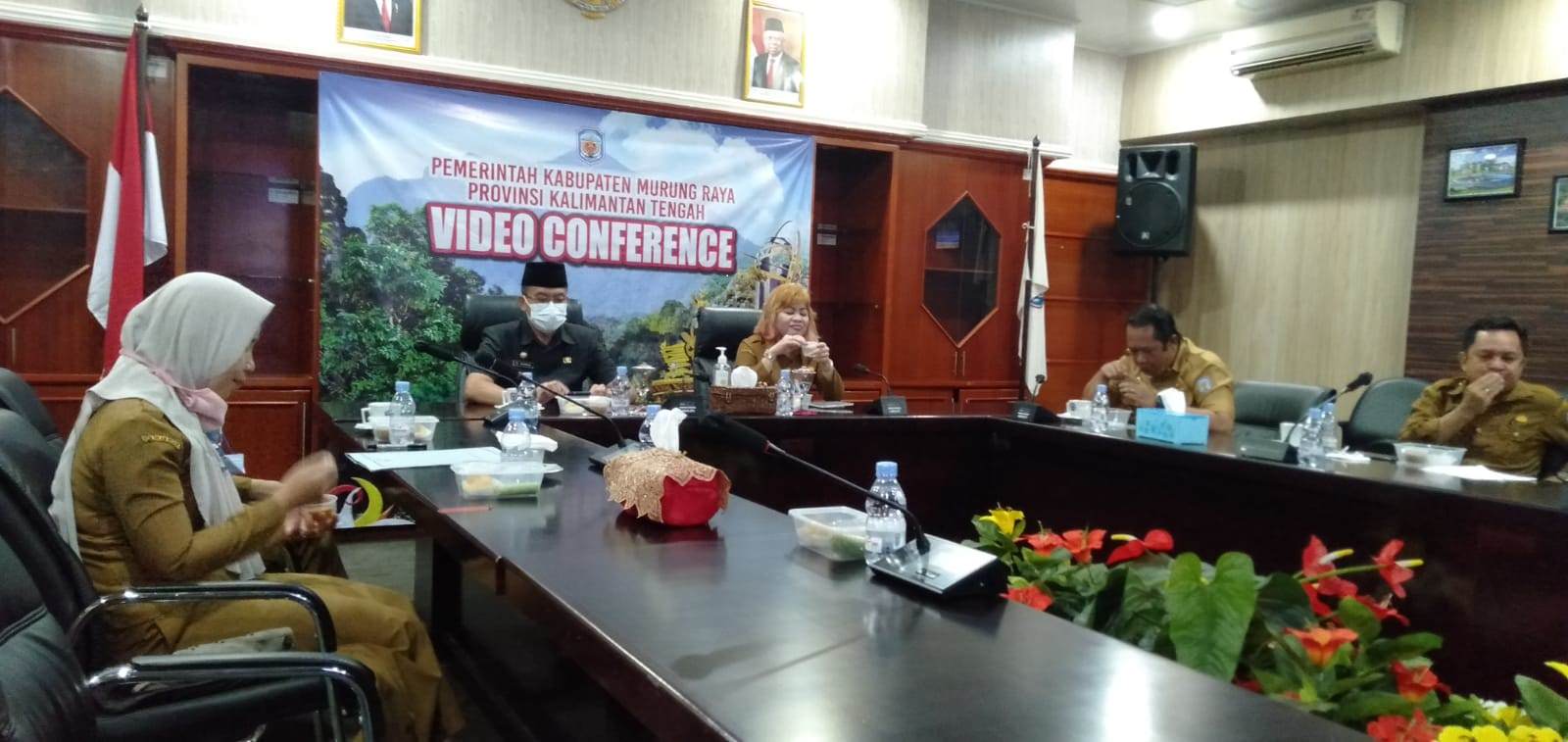 MENYIMAK: Sekda Mura Hermon (kiri depan) mengikuti Rakernas Akuntansi dan Pelaporan Keuangan Pemerintah tahun 2021 secara virtual, Selasa (14/9). (FOTO: DISKOMINFO UNTUK KALTENG POS)