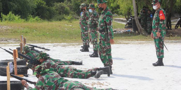 LATIHAN MENEMBAK: Dandim 1016/Palangka Raya, Kolonel Inf Rofiq Yusuf, memimpin langsung latihan menembak senjata ringan Triwulan III di lapangan tembak Yonif Raider 631/Antang, Jalan Cilik Riwut Km. 6, Palangka Raya, Kamis (30/9). (FOTO: PENREM 102/Pjg)