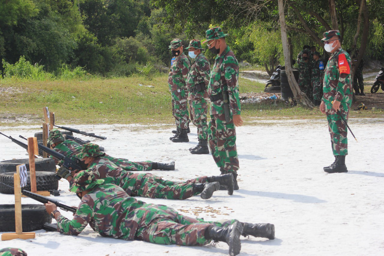 LATIHAN MENEMBAK: Dandim 1016/Palangka Raya, Kolonel Inf Rofiq Yusuf, memimpin langsung latihan menembak senjata ringan Triwulan III di lapangan tembak Yonif Raider 631/Antang, Jalan Cilik Riwut Km. 6, Palangka Raya, Kamis (30/9). (FOTO: PENREM 102/Pjg)