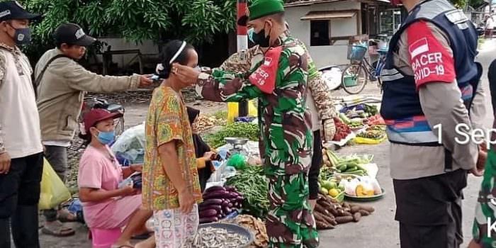 IMBAUAN: Babinsa Koramil 1015-03/Katingan Hilir Sertu Sutiono tak bosan bosannya mengingatkan warga masyarakat yang beraktivitas di luar agar tetap mematuhi prokes, Rabu (1/9). (FOTO: PENREM 102/Pjg)