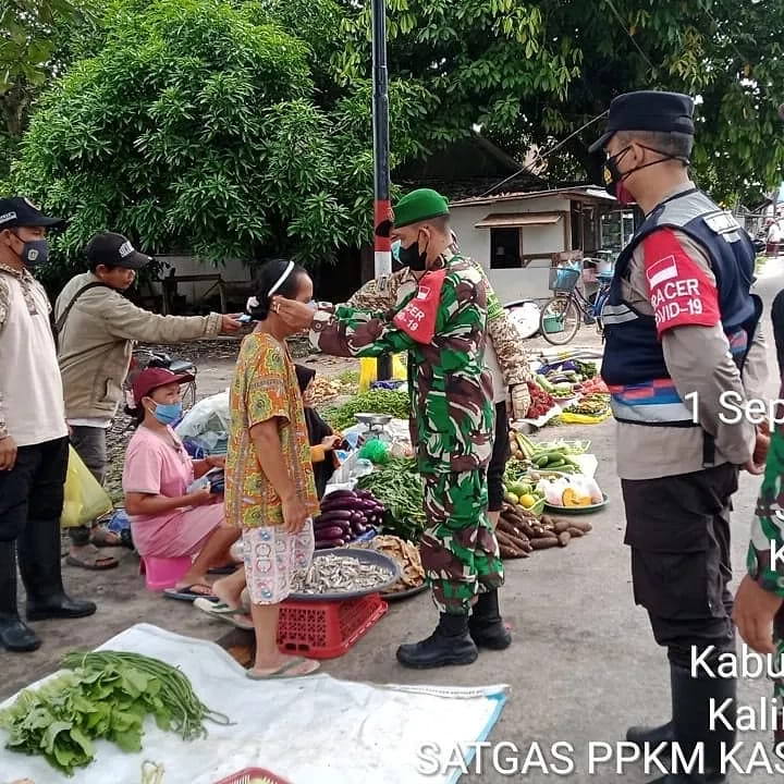 IMBAUAN: Babinsa Koramil 1015-03/Katingan Hilir Sertu Sutiono tak bosan bosannya mengingatkan warga masyarakat yang beraktivitas di luar agar tetap mematuhi prokes, Rabu (1/9). (FOTO: PENREM 102/Pjg)