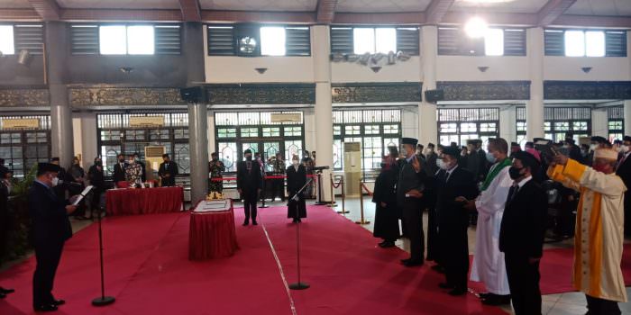 LANTIK: Bupati Kabupaten Kotim H Halikinnor melantik ratusan pejabat di lingkup Pemkab Kotim di Gedung Serba Guna Sampit, Kamis (16/9). (FOTO: BAHRI/KALTENGPOS)