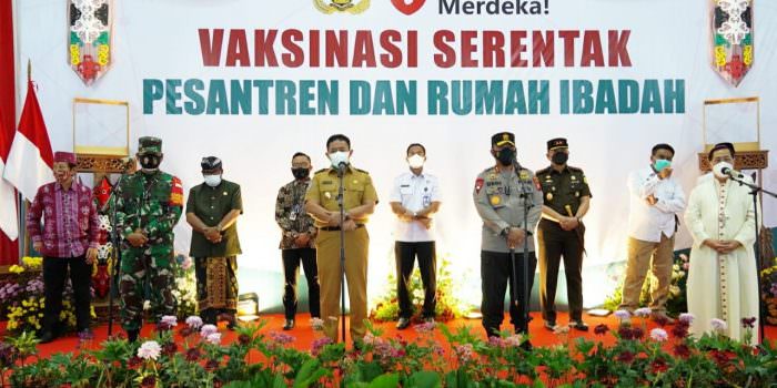 TINJAU: Danrem 102/Pjg Brigjen TNI Purwo Sudaryanto bersama Forkopimda Provinsi Kalteng meninjau secara langsung pelaksanaan kegiatan Vaksinasi Serentak Pesantren dan Rumah Ibadah, Selasa (7/9). (FOTO: PENREM 102/Pjg)